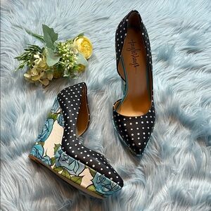 Taylor Says Bonafide Floral Wedges sz 8